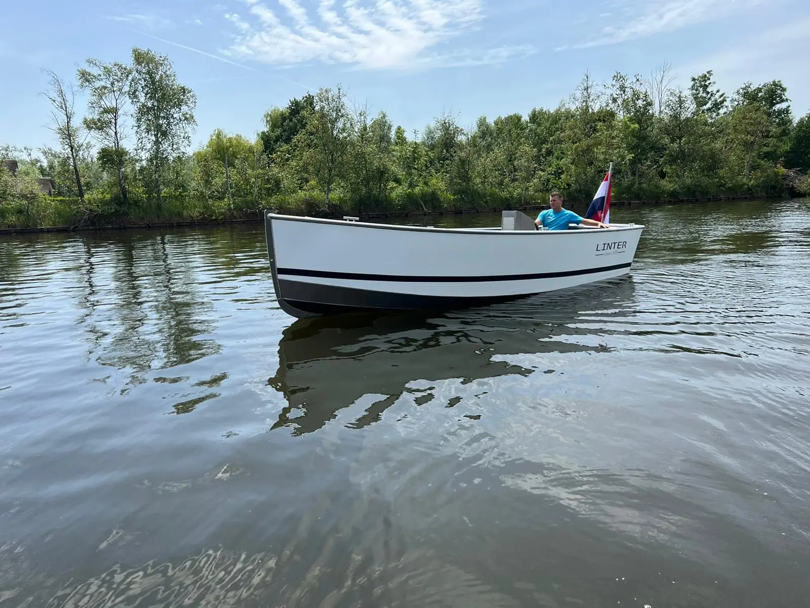 Linter sloep aan de steiger