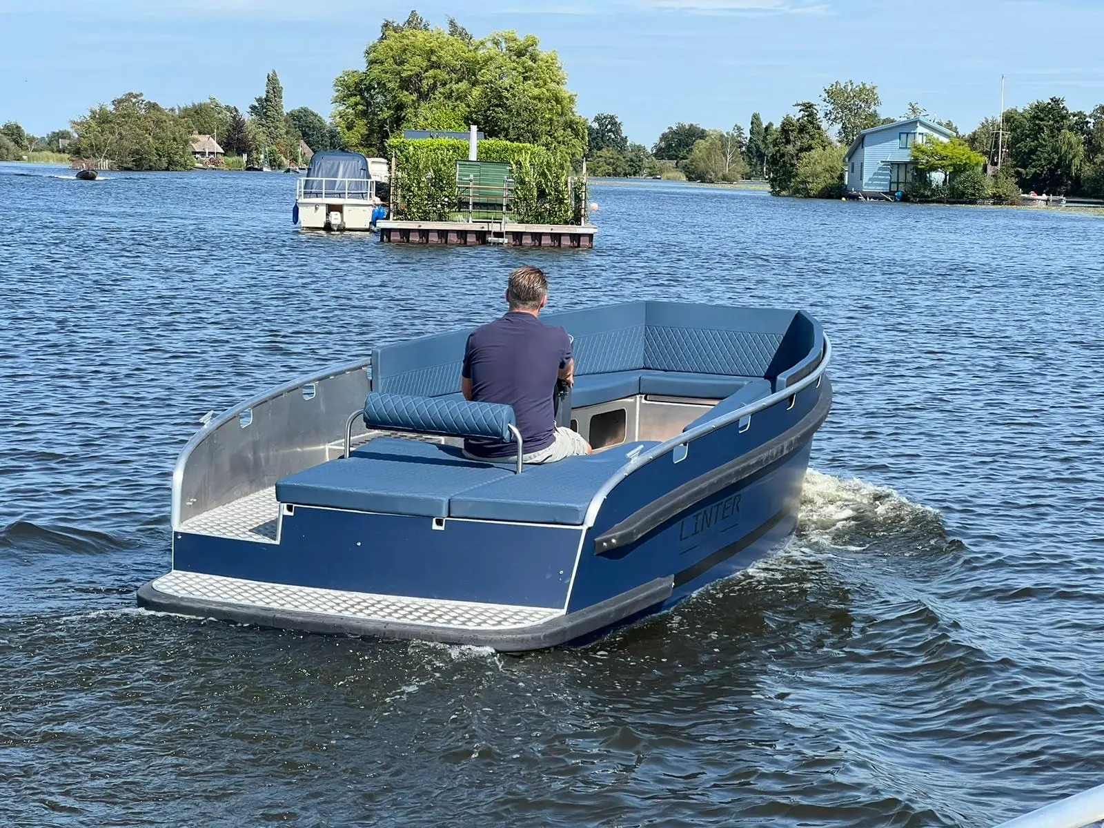 Linter 610 Electric varend op de plas