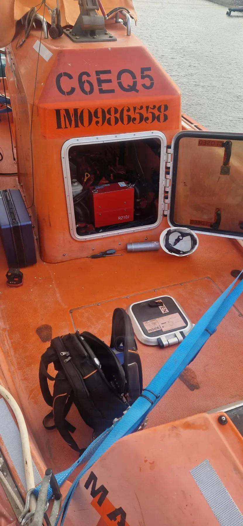 Oranje vrijevalreddingsboot aan boord van een zeeschip