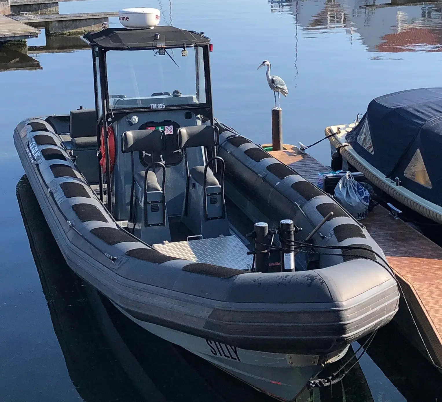 RIB met waterjets aan de steiger