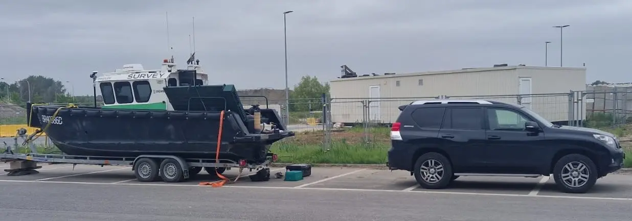Servicewagen met werkboot op trailer