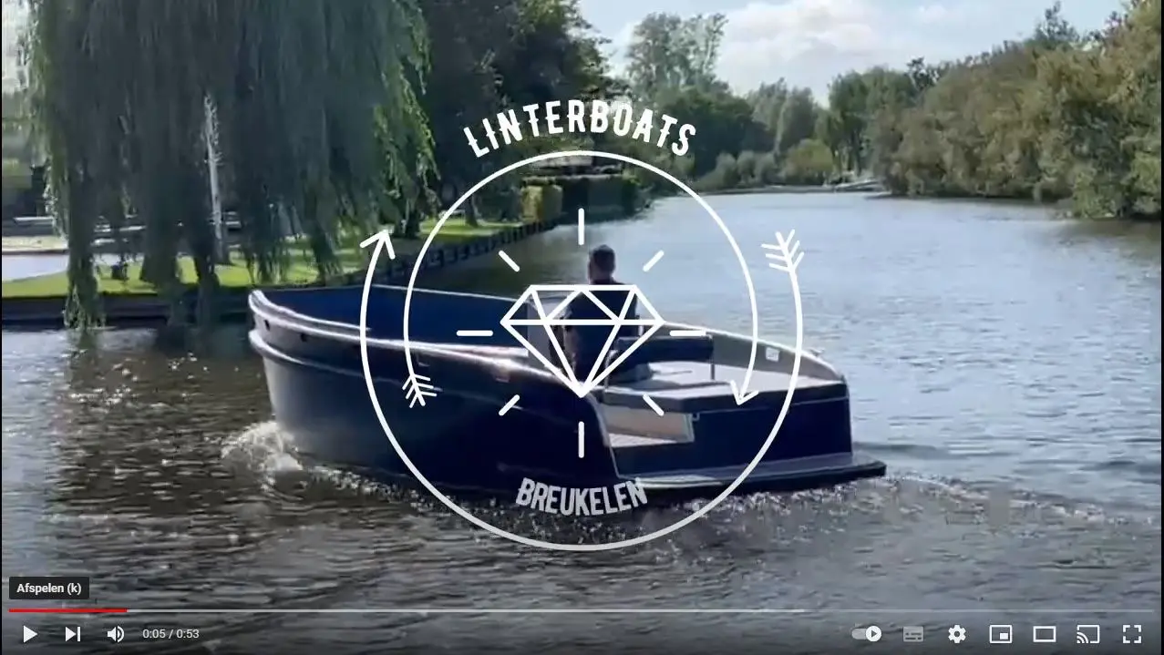 Linter varend op de rivier
